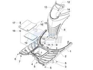 Carnaby 125 4t e3 drawing Central cover - Footrests