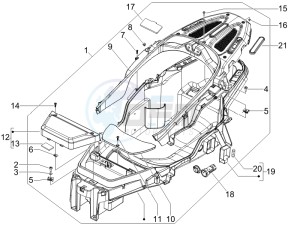 MP3 500 (USA) drawing Helmet box - Undersaddle