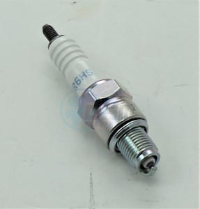 Product image: Yamaha - 947010028200 - PLUG SPARK (NGK CR6HS) UR 